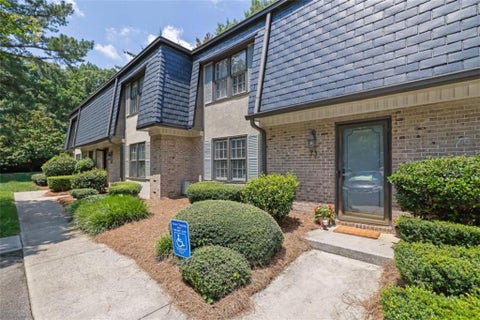 Townhouse For Sale - 73 Monet Court Ct<br/> Atlanta, GA 30327