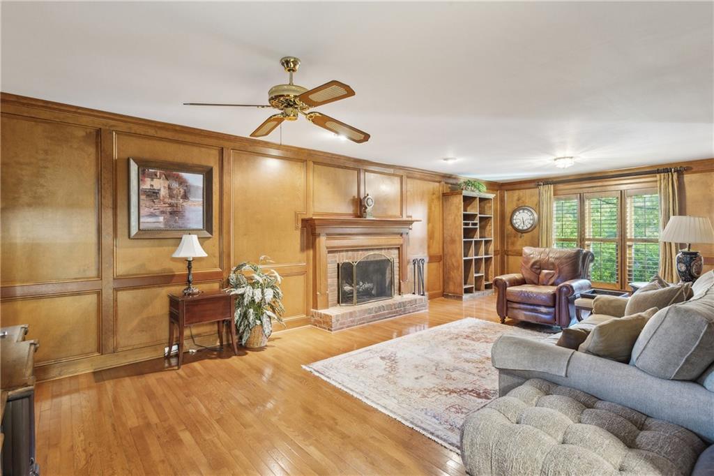 3298 Robinson Oaks Way NE