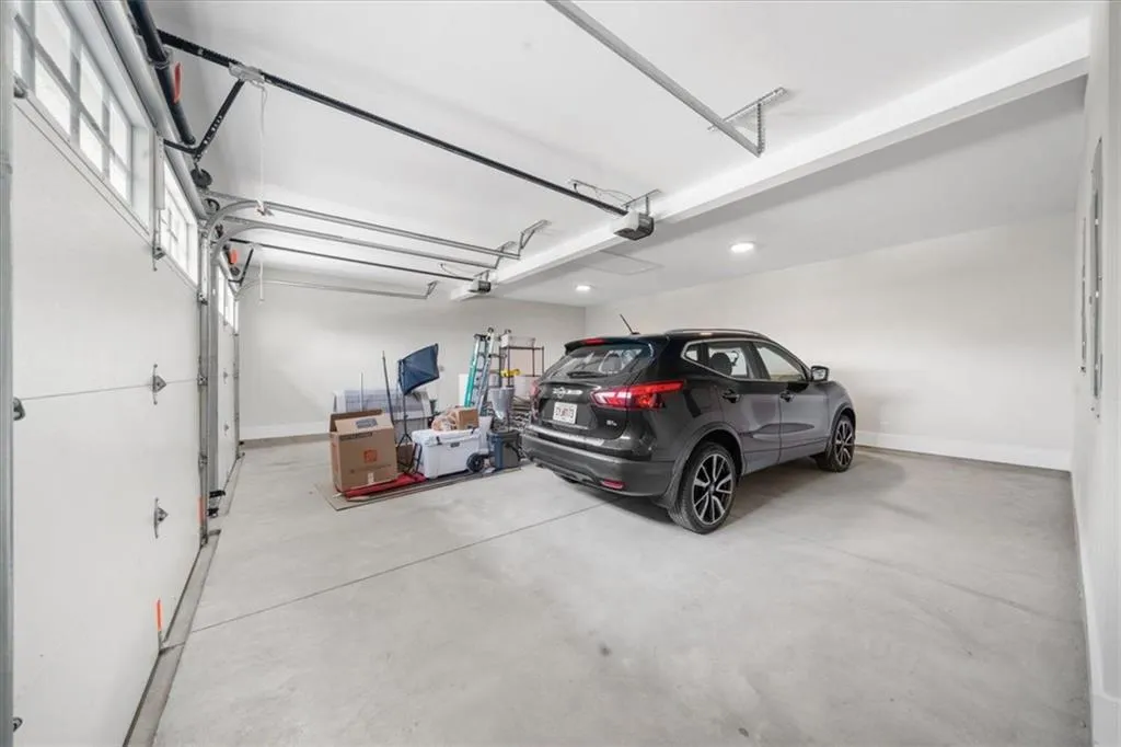 Loganville, Georgia 30052, United States, 5 Bedrooms Bedrooms, ,6 BathroomsBathrooms,Residential,Pending,132195