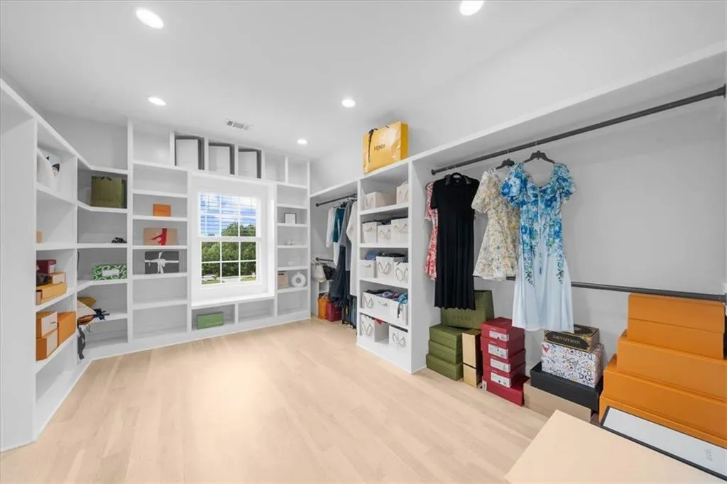 Loganville, Georgia 30052, United States, 5 Bedrooms Bedrooms, ,6 BathroomsBathrooms,Residential,Pending,132195