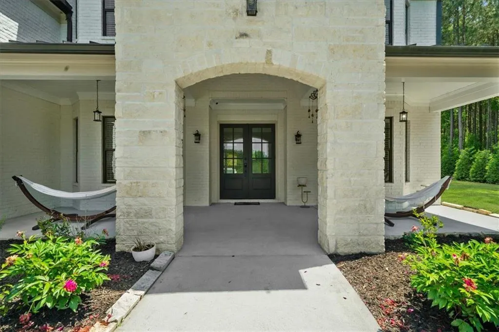 Loganville, Georgia 30052, United States, 5 Bedrooms Bedrooms, ,6 BathroomsBathrooms,Residential,Pending,132195