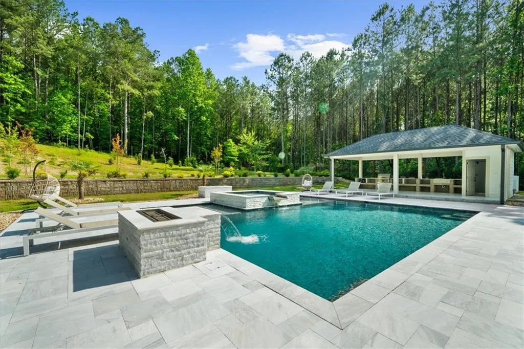 Loganville, Georgia 30052, United States, 5 Bedrooms Bedrooms, ,6 BathroomsBathrooms,Residential,Pending,132195