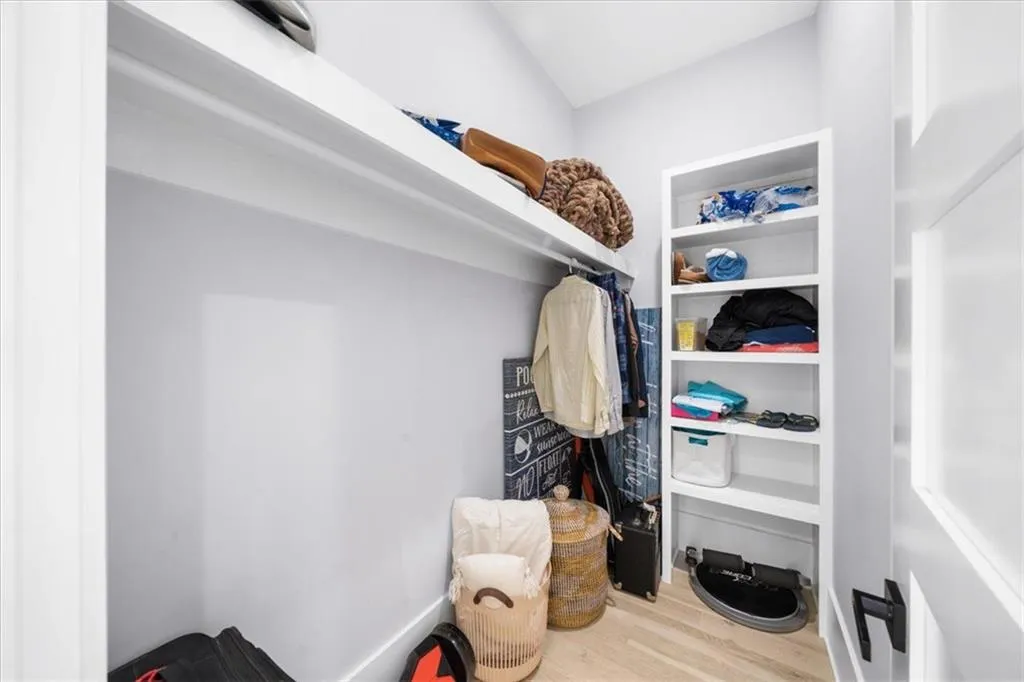 Loganville, Georgia 30052, United States, 5 Bedrooms Bedrooms, ,6 BathroomsBathrooms,Residential,Pending,132195