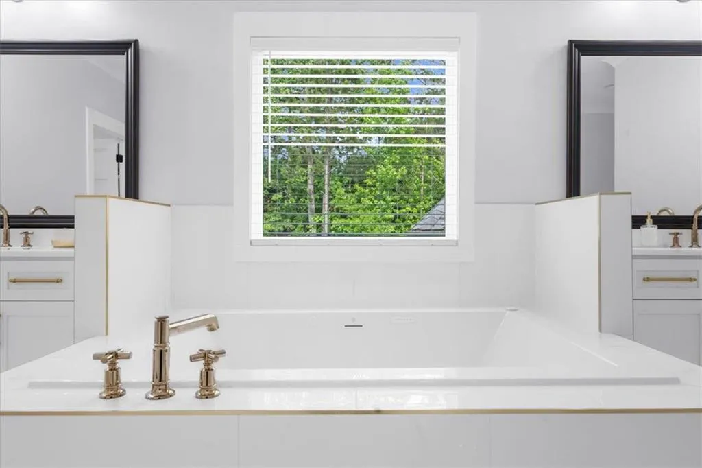 Loganville, Georgia 30052, United States, 5 Bedrooms Bedrooms, ,6 BathroomsBathrooms,Residential,Pending,132195