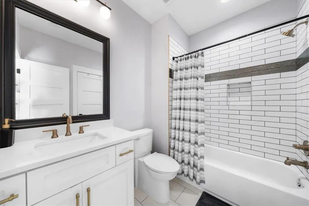 Loganville, Georgia 30052, United States, 5 Bedrooms Bedrooms, ,6 BathroomsBathrooms,Residential,Pending,132195