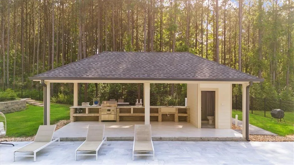 Loganville, Georgia 30052, United States, 5 Bedrooms Bedrooms, ,6 BathroomsBathrooms,Residential,Pending,132195