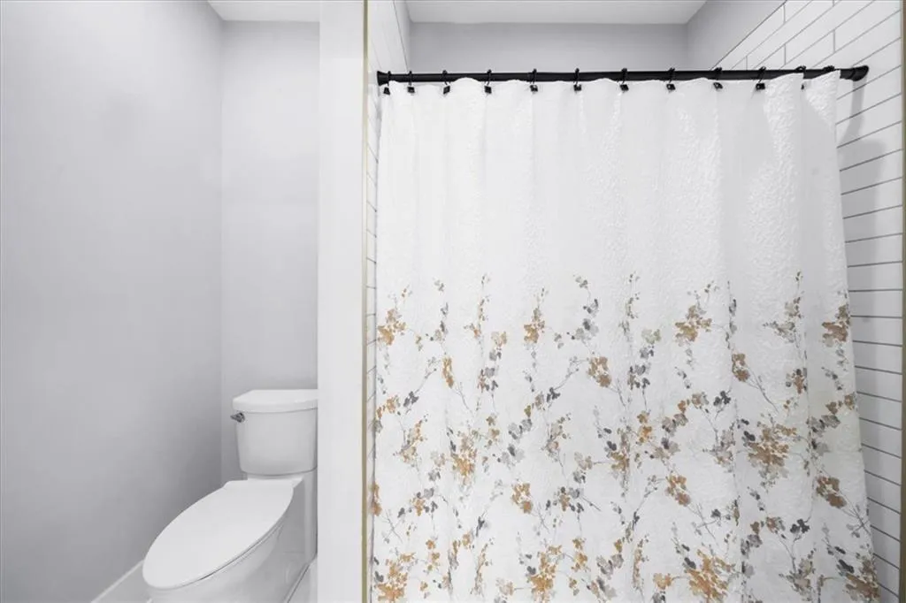 Loganville, Georgia 30052, United States, 5 Bedrooms Bedrooms, ,6 BathroomsBathrooms,Residential,Pending,132195