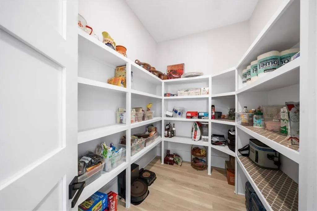 Loganville, Georgia 30052, United States, 5 Bedrooms Bedrooms, ,6 BathroomsBathrooms,Residential,Pending,132195