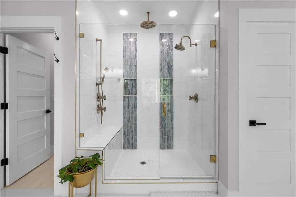 Loganville, Georgia 30052, United States, 5 Bedrooms Bedrooms, ,6 BathroomsBathrooms,Residential,Pending,132195