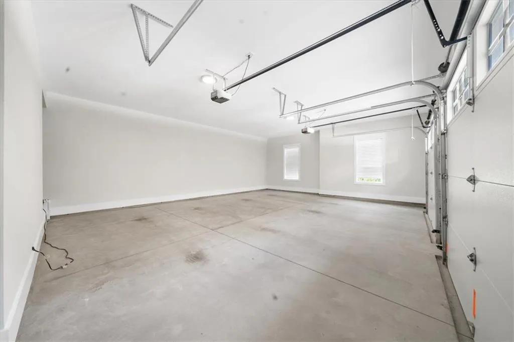 Loganville, Georgia 30052, United States, 5 Bedrooms Bedrooms, ,6 BathroomsBathrooms,Residential,Pending,132195