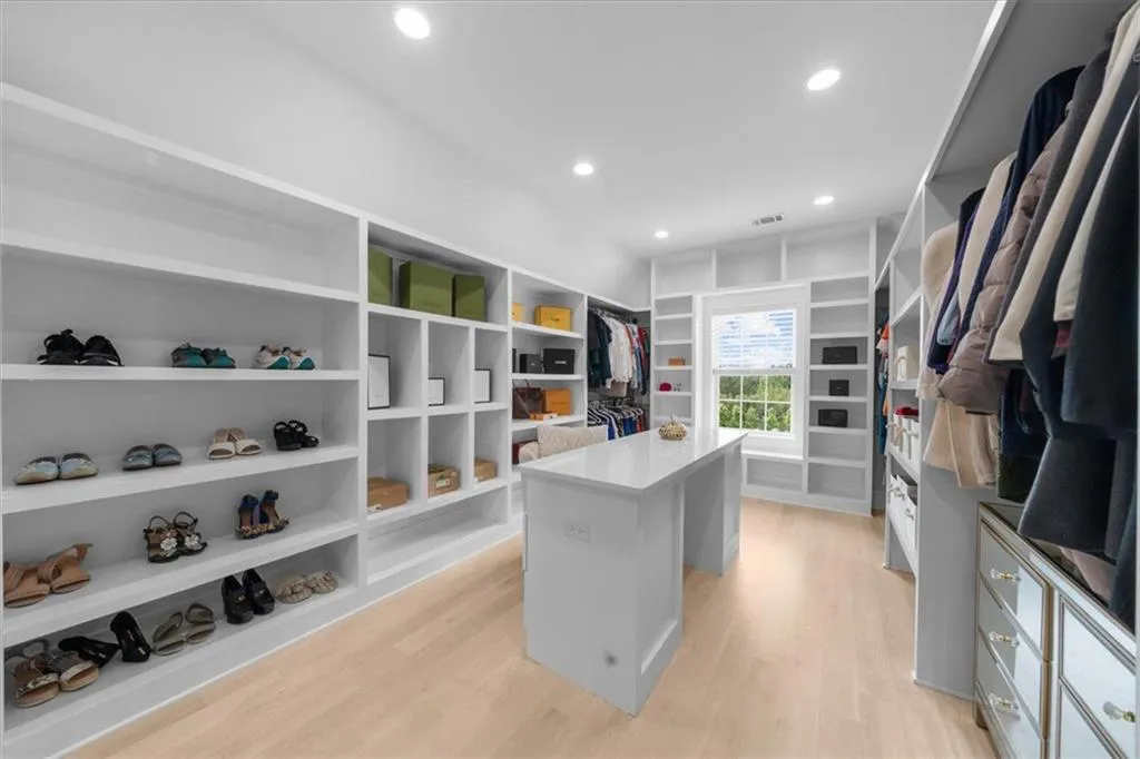 Loganville, Georgia 30052, United States, 5 Bedrooms Bedrooms, ,6 BathroomsBathrooms,Residential,Pending,132195