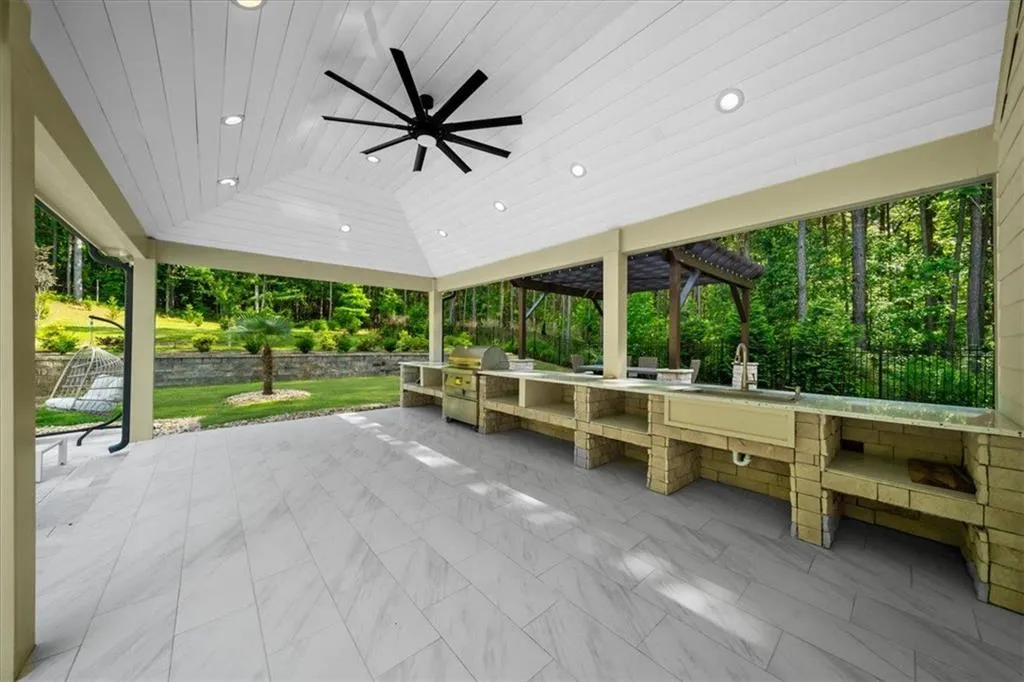 Loganville, Georgia 30052, United States, 5 Bedrooms Bedrooms, ,6 BathroomsBathrooms,Residential,Pending,132195