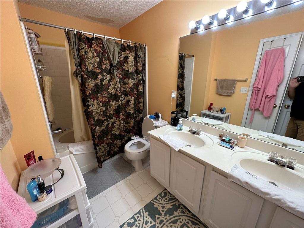 PRIME LOCATION! Beautifule 3 bedroom, 2 1/2 bath townhome in the Briargate community. Just minutes away from Avalon and walking distance to downtown Alpharetta shops and dining. PRICED BELOW RECENT APPRAISED VALUE