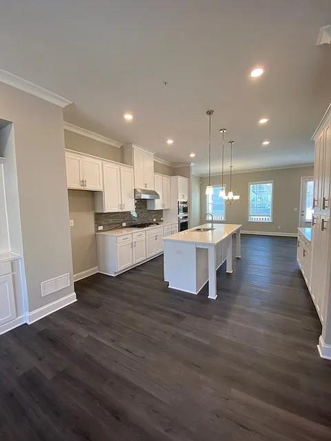 Beautiful new townhouse at Cumberland station Close to Truist Park, nearby Silver Comet Trail is a recreation area for hiking, biking, skating and horseback-riding. 3 story townhome, 4 spacious bedrooms 2 car garage, 2 private decks (front and back deck), large kitchen w/island, high 10 foot ceilings and 8 foot doors.
It's a living paradise in the center of vibrant city.
Renters pays utilities.
