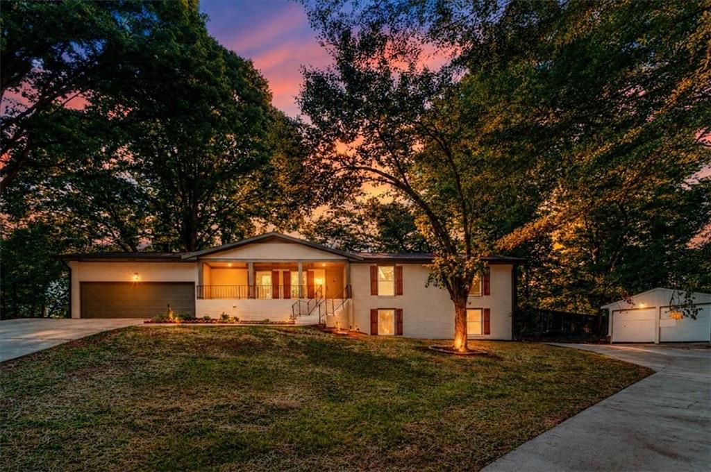 1661 Oak Ridge Circle SW