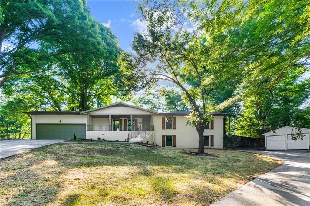 1661 Oak Ridge Circle SW