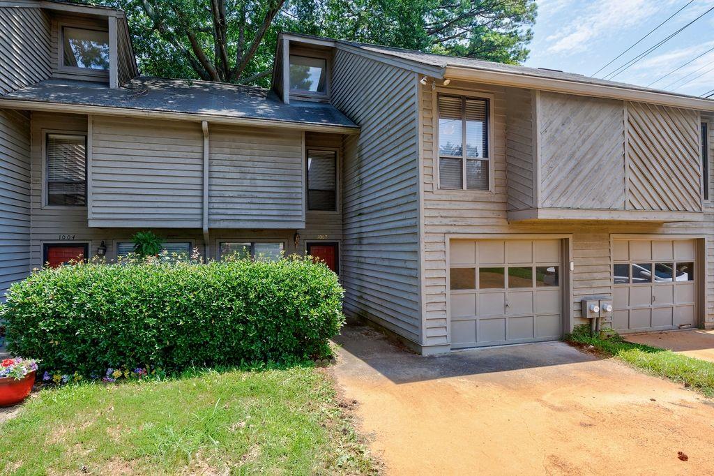1002 Creatwood Circle SE