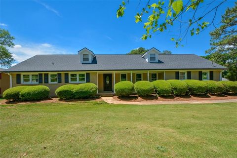 Homes For Sale - 2683 Amberly Way<br/> Snellville, GA 30078