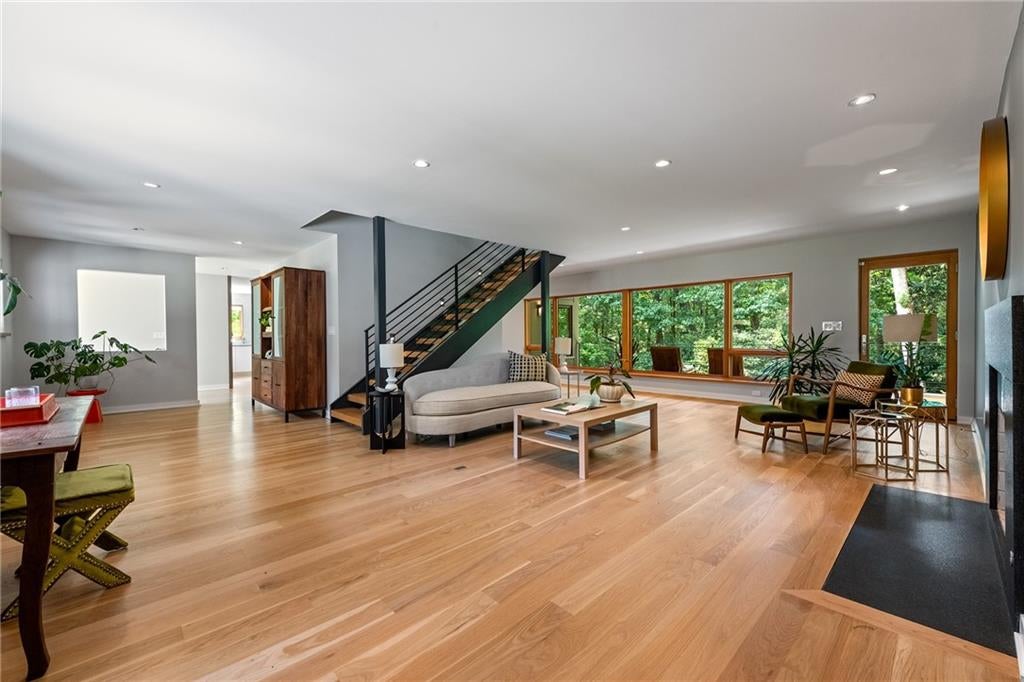878 Barton Woods Road NE