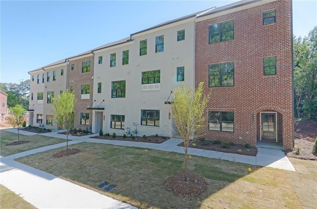 PROFESSIONALLY DESIGNED THREE STORY TOWN HOMES WITHIN WALKING DISTANCE OF THE BATTERY. THESE TOWN HOMES FEATURE TEN FOOT CEILINGS
ON THE MAIN LEVEL, STAINLESS STEEL APPLIANCES, GRANITE COUNTER TOPS, OPEN FLOOR PLANS, HUGE BACK DECK GREAT FOR ENTERTAINING, DOUBLE VANITY SINKS AND LARGE SHOWER IN THE MASTER BATH, TWO CAR GARAGES WITH AN ADDITIONAL TWO SPOT DRIVEWAY. SHORT TERM LEASES ARE AVAILABLE AT AN ADDITIONAL MONTHLY COST. $3250 PER MONTH FOR SIX TO ELEVEN MONTH LEASES. $3750 PER MONTH FOR THREE TO FIVE MONTH LEASES. CREDIT SCORE MINIMUM IS 700 FOR AT LEAST ONE APPLICANT. THE INCOME REQUIREMENT IS AT LEAST $11,000 PER MONTH IN GROSS VERIFIABLE INCOME.