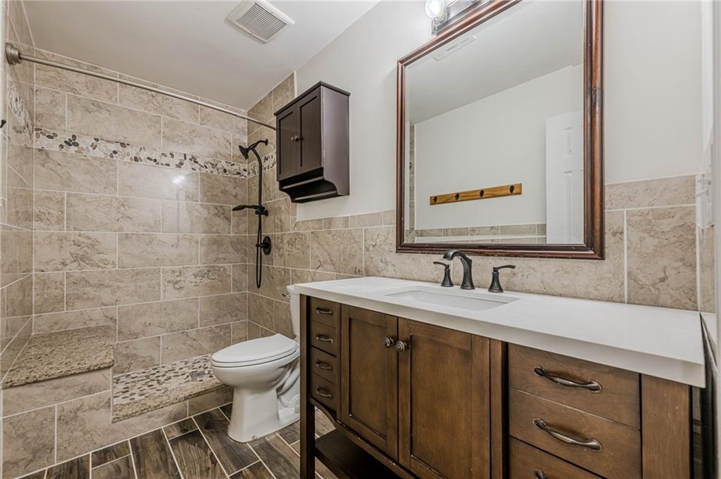 9985 Lake Forest Way, Roswell, Georgia image 25