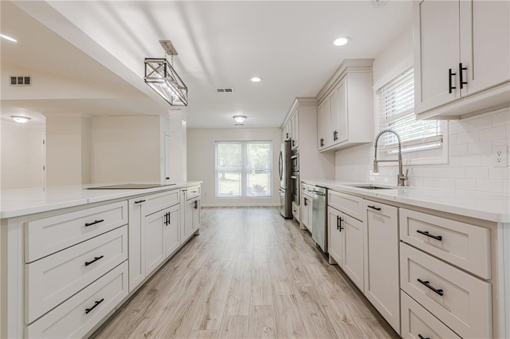 9985 Lake Forest Way, Roswell, Georgia image 11