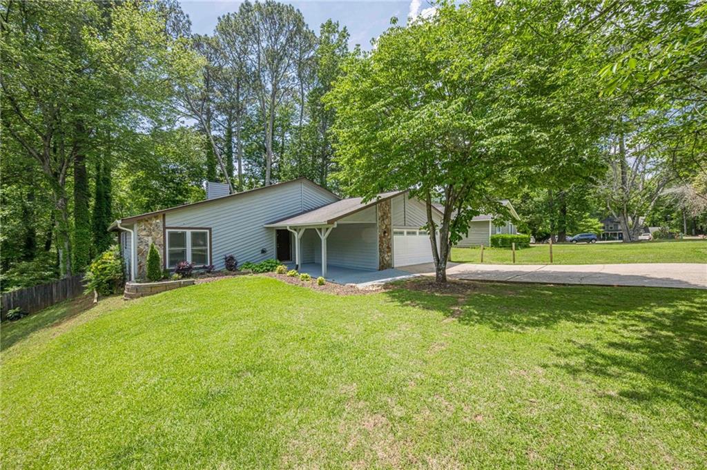 9985 Lake Forest Way, Roswell, Georgia image 1
