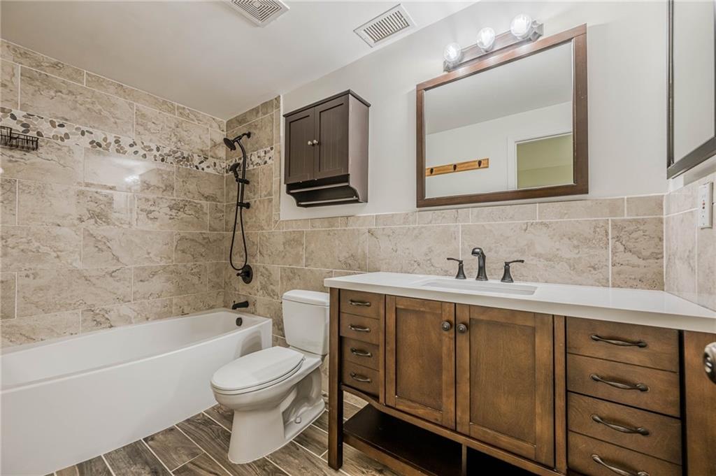9985 Lake Forest Way, Roswell, Georgia image 20