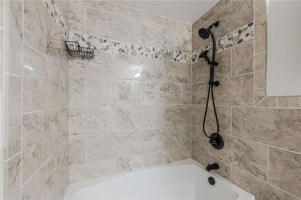 9985 Lake Forest Way, Roswell, Georgia image 21