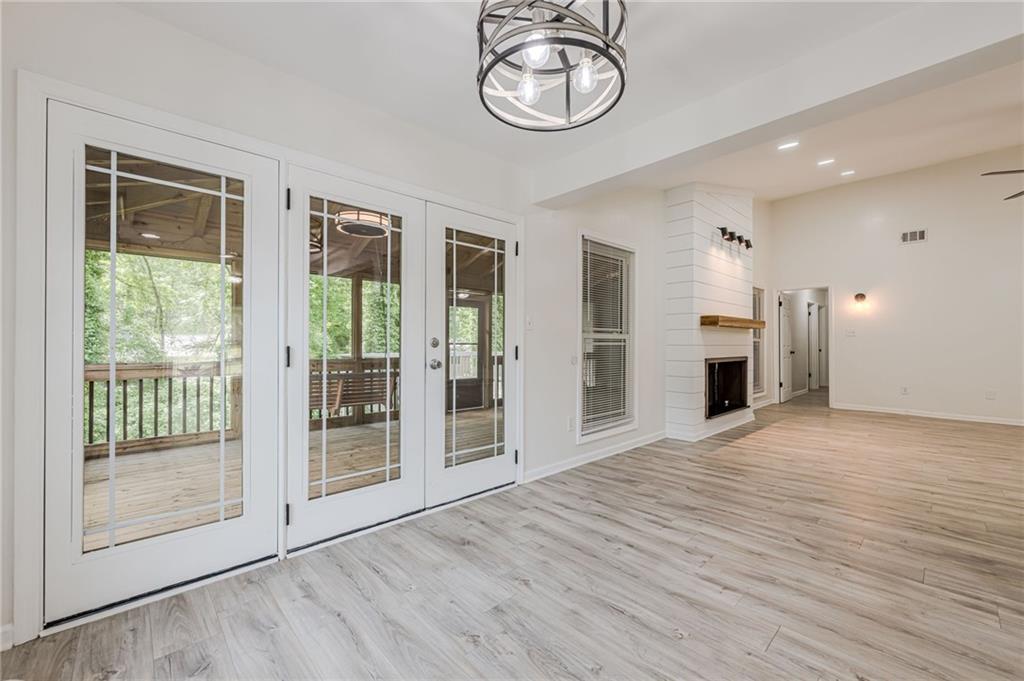 9985 Lake Forest Way, Roswell, Georgia image 15