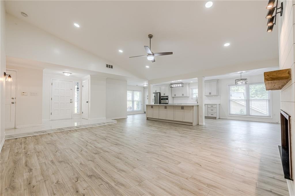 9985 Lake Forest Way, Roswell, Georgia image 5