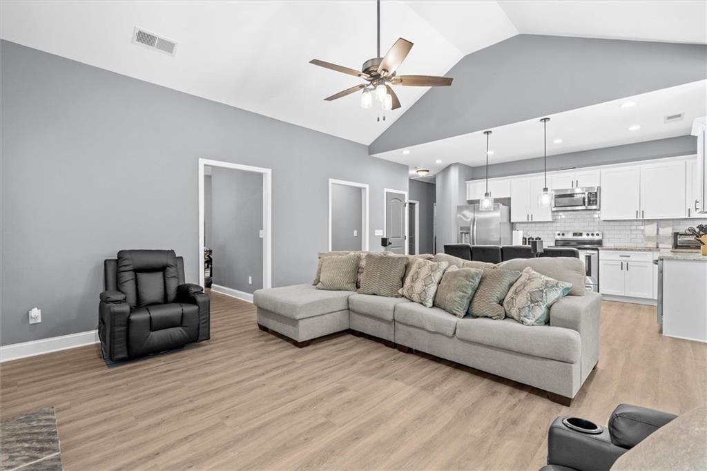 3104 Lakeview Parkway