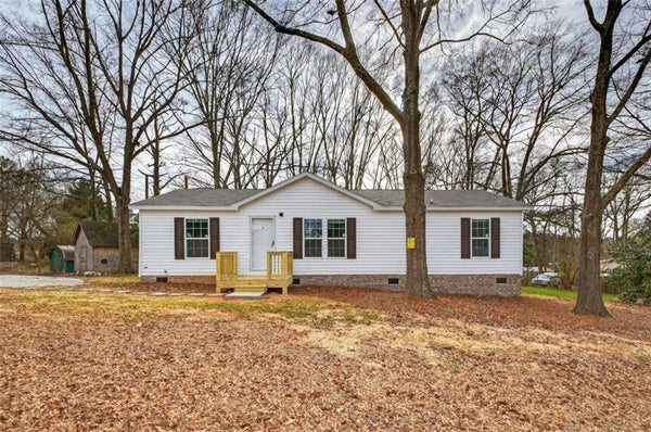 720 WOODLAND CIR, LOGANVILLE, GA 30052 - Image eec4deeb105327ad5deffe47e5fbaf22/1938311423
