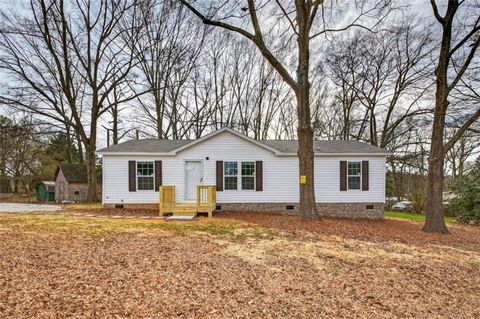 Homes For Sale - 720 Woodland Circle<br/> Walton County, Loganville, GA 30052