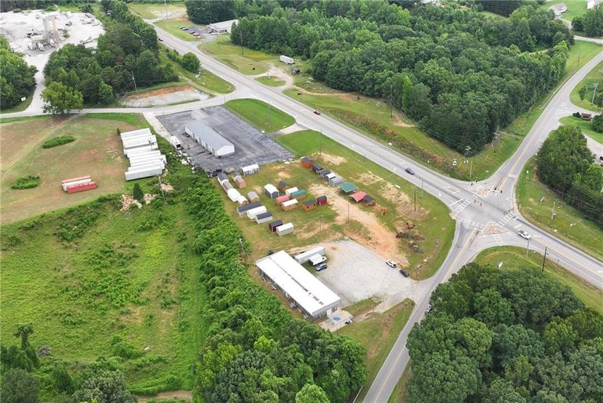 Huge commercial lot!
This lot offers prominent frontage along both us 129 and Westmoreland road facing a busy corridor that connects Gainesville and Cleveland. 
Offers significant daily visibility due to heavy traffic volume and stop light positioning.  
This parcel is suitable for a wide array of commercial developments.