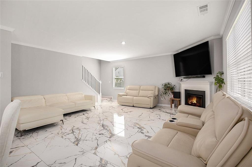 413 HUNTLEIGH SHORES Lane