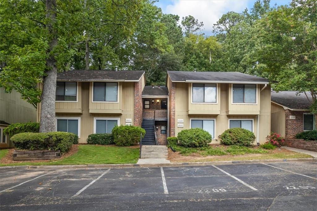 Move in ready, 2 bed, 2 bath , second level condominium located in Covered Bridge Subdivision in a great location in Marietta available for rent.
Community offers great amenities: Pool & Tennis Courts.
Easy access to Highway, shops and restaurants.
One month deposit required.