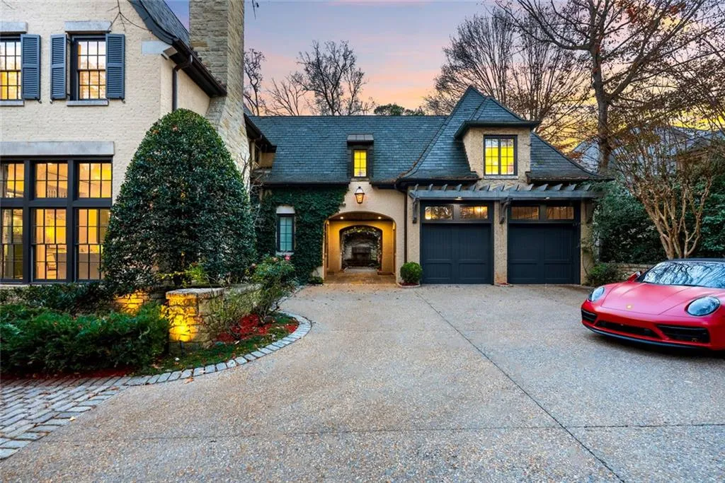 Atlanta, Georgia 30327, United States, 5 Bedrooms Bedrooms, ,7 BathroomsBathrooms,Residential,Active,250045