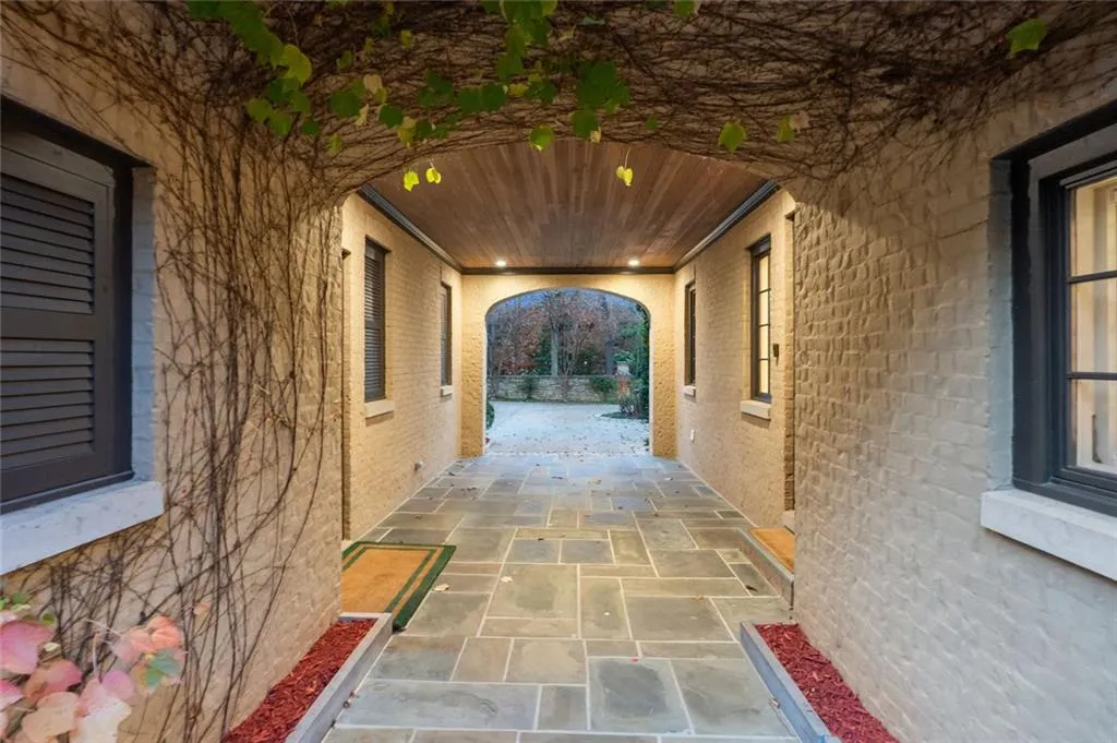 Atlanta, Georgia 30327, United States, 5 Bedrooms Bedrooms, ,7 BathroomsBathrooms,Residential,Active,250045