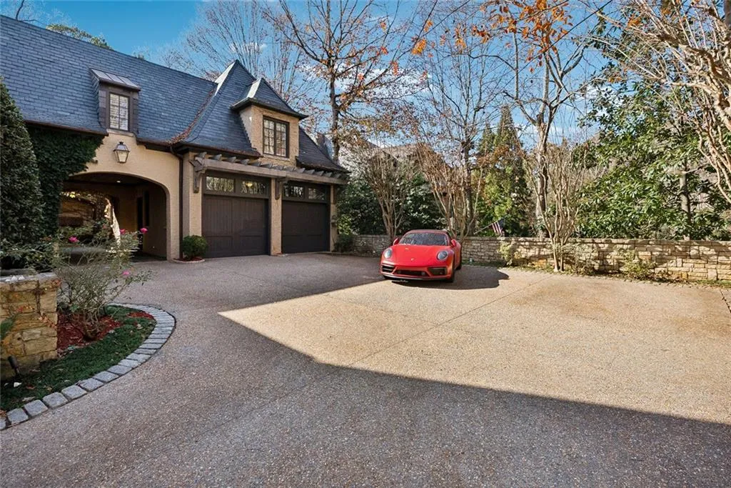 Atlanta, Georgia 30327, United States, 5 Bedrooms Bedrooms, ,7 BathroomsBathrooms,Residential,Active,250045