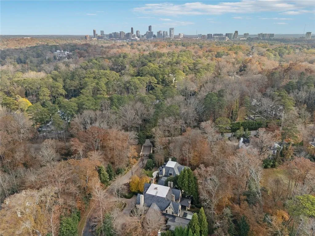 Atlanta, Georgia 30327, United States, 5 Bedrooms Bedrooms, ,7 BathroomsBathrooms,Residential,Active,250045