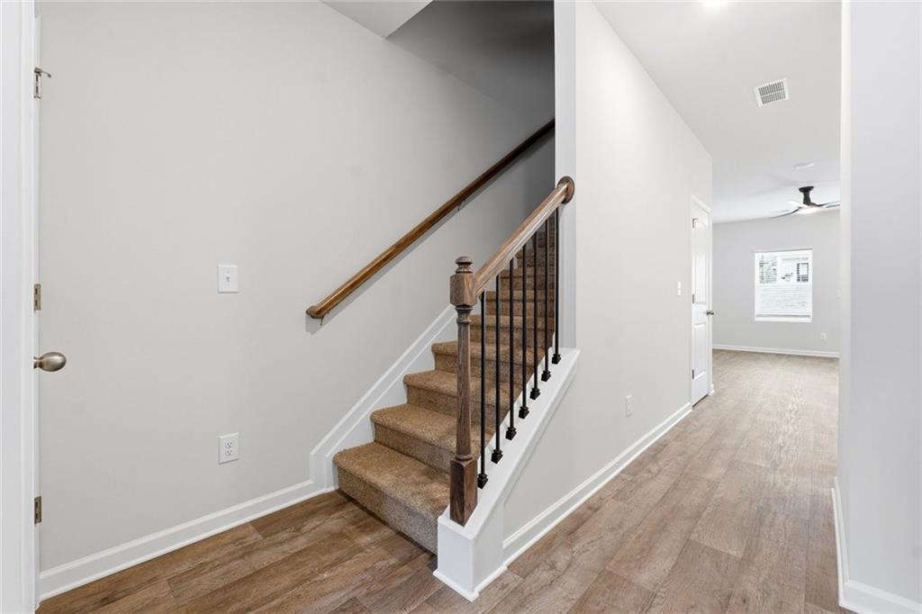 121 MEADOWVIEW Drive