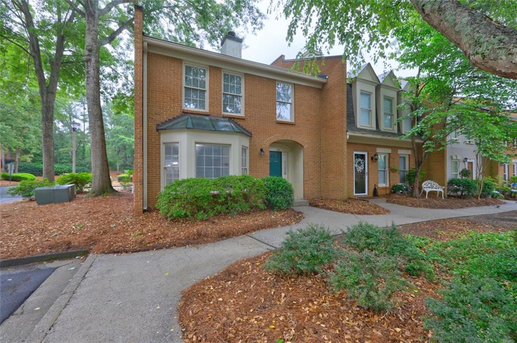 Welcome to this charming end unit townhouse in Duluth! This property has been carefully updated, making it an ideal choice for those looking for a move-in ready home. With 3 bedrooms and 2 and a half bathrooms, it offers ample space perfect for creating unforgettable memories with loved ones.
Upon entering, you will be greeted by gleaming new floors that add a modern and elegant touch to each room. Additionally, you will find exquisite carpeting that provides a warm and cozy feel in designated areas. The kitchen features stainless steel appliances and granite countertops, which not only give it a sophisticated look but are also durable and easy to maintain.
In addition to the mentioned upgrades, this townhouse has been completely repainted, giving it a fresh and updated appearance throughout.
But the true allure of this property lies in its outdoor oasis. The beautiful pond adds a touch of tranquility to the surroundings, providing a serene backdrop for relaxing evenings or enjoying leisurely walks along the water's edge.
Embrace the exceptional lifestyle this neighborhood affords, with its culinary delights, recreational options, and short proximity to essential amenities.
Don't miss the opportunity to acquire this beautiful townhouse in Duluth.
Schedule a visit and discover for yourself all the wonderful features it has to offer! *Virtually staged*