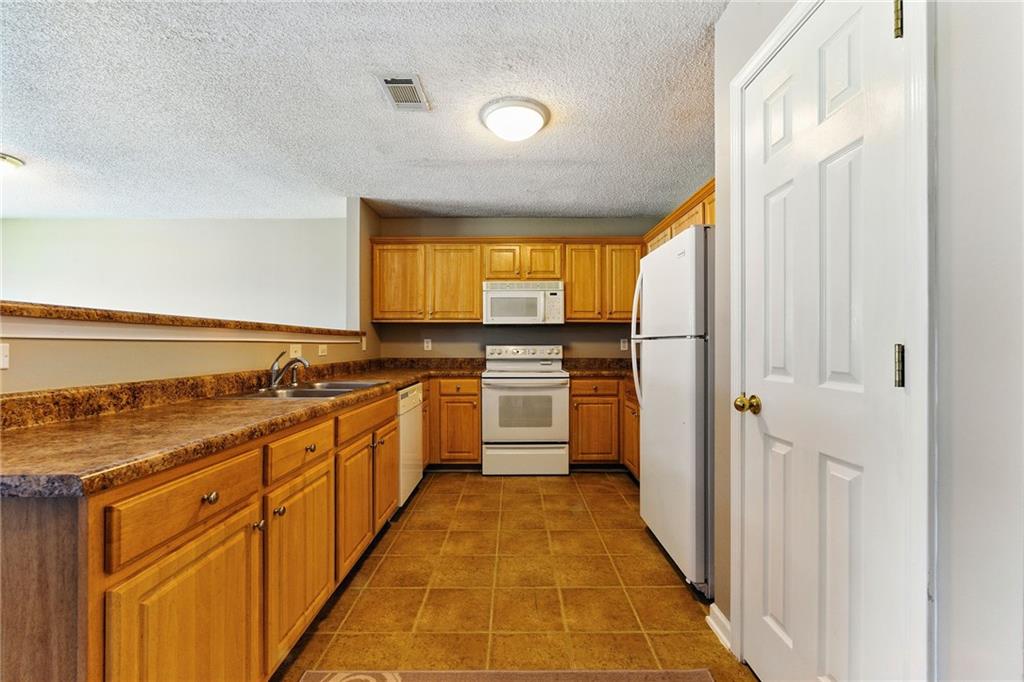 5338 Creekview Lane, Morrow, Georgia image 3