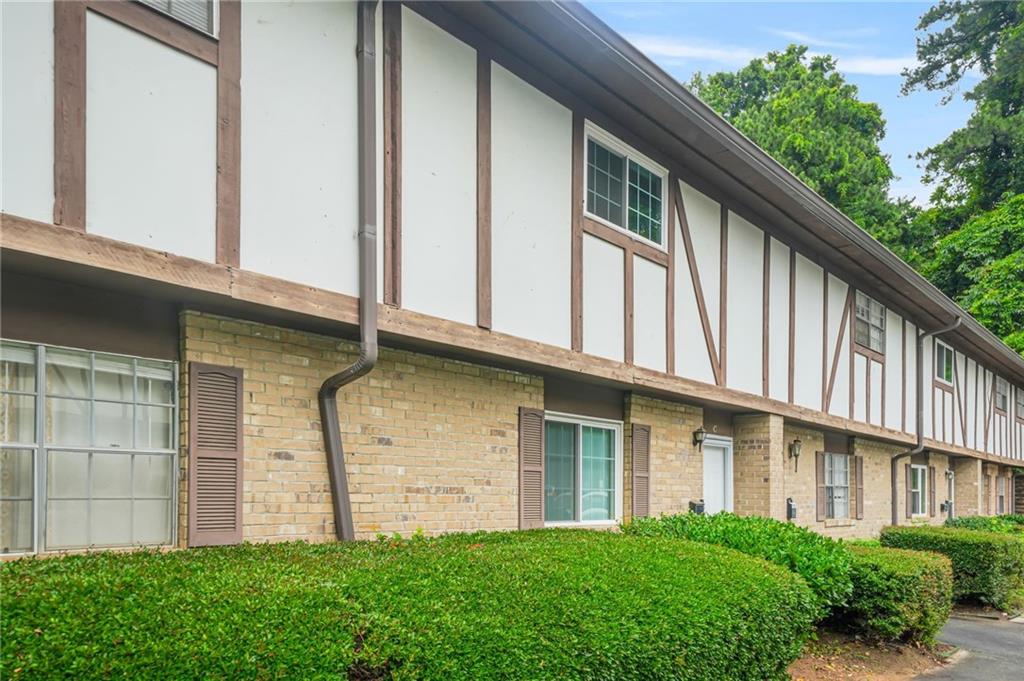 2952 N Dekalb Drive C