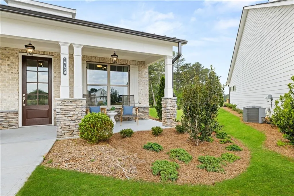 Snellville, Georgia 30078, United States, 2 Bedrooms Bedrooms, ,3 BathroomsBathrooms,Residential,Pending,49773