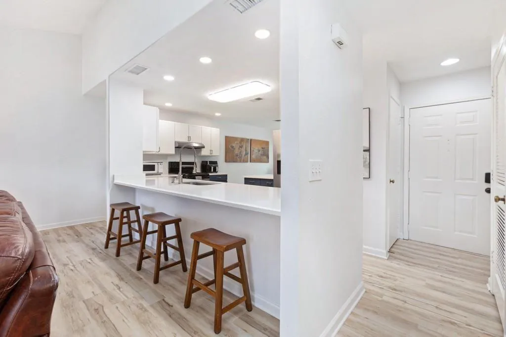 Roswell, Georgia 30076, United States, 2 Bedrooms Bedrooms, ,2 BathroomsBathrooms,Residential,Pending,183635