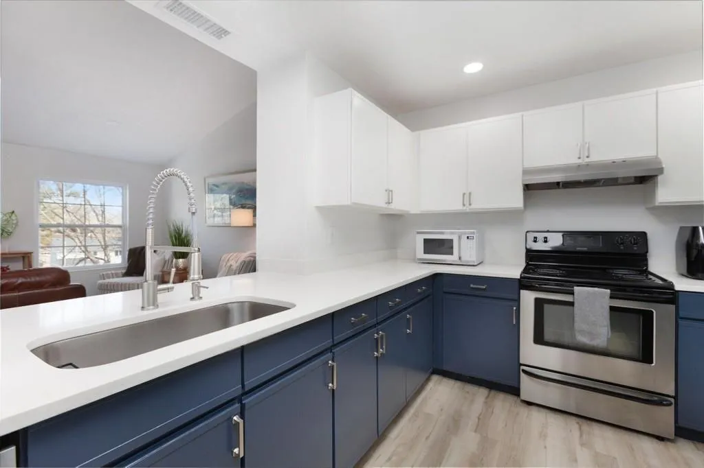 Roswell, Georgia 30076, United States, 2 Bedrooms Bedrooms, ,2 BathroomsBathrooms,Residential,Pending,183635