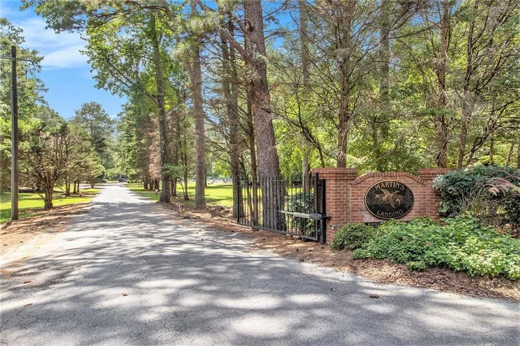 Roswell, Georgia 30076, United States, 2 Bedrooms Bedrooms, ,2 BathroomsBathrooms,Residential,Pending,183635