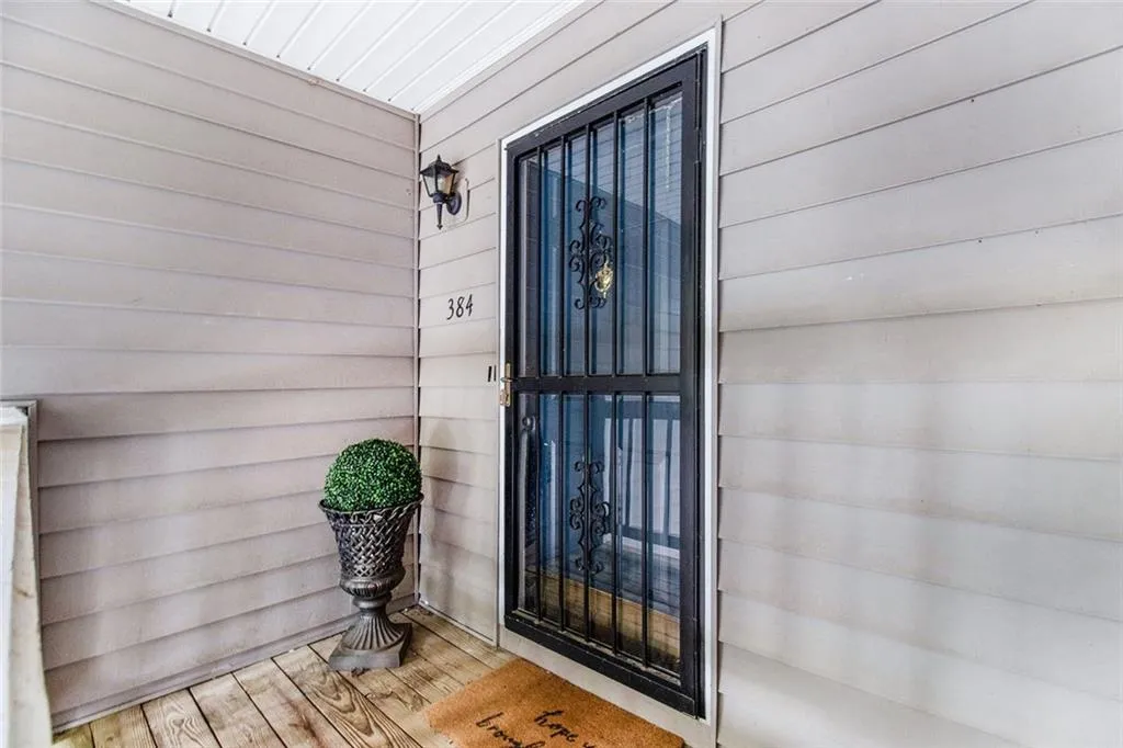 Roswell, Georgia 30076, United States, 2 Bedrooms Bedrooms, ,2 BathroomsBathrooms,Residential,Pending,183635